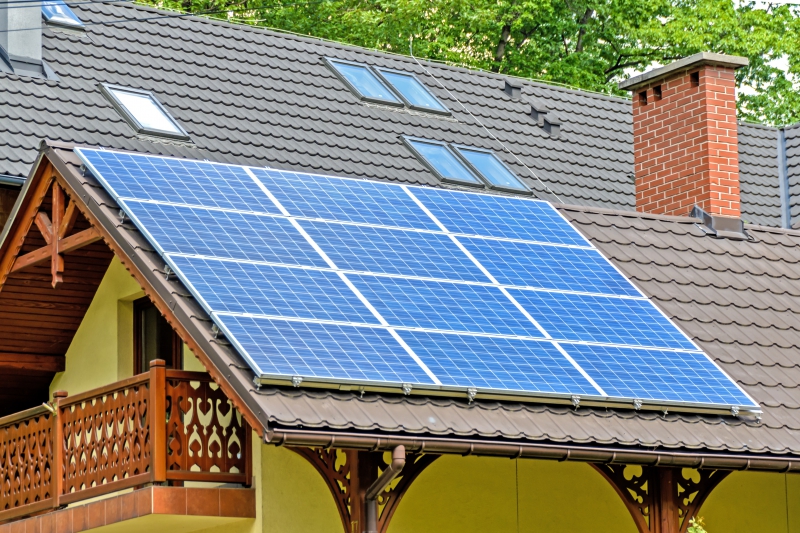 chauffagiste-GASSIN-min_solar-panels-1477987